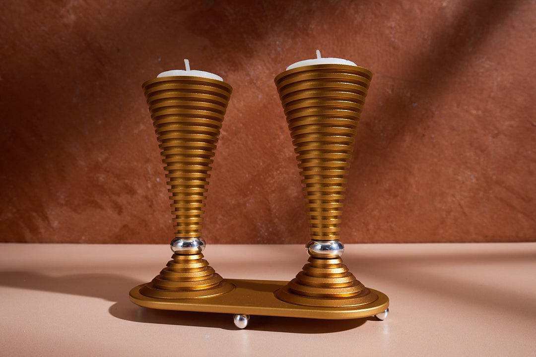 פמוטים עגולים עם מעמד לשבת מדגם Grooved